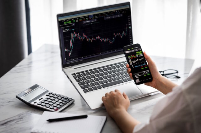 https://www.vecteezy.com/photo/3605192-online-investment-via-smartphone