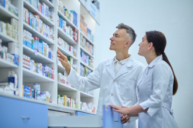 Two druggists in lab coats in the process of inventory in a drugstore https://www.freepik.com/free-photo/inventory-two-druggists-lab-coats-process-inventory-drugstore_21701068.htm#fromView=search&page=2&position=35&uuid=4a6a5f71-b2e8-4fa3-9f76-c3d5f066cf9b