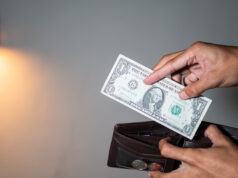 https://www.vecteezy.com/photo/46779179-person-holding-a-one-dollar-bill-and-a-wallet-with-coins