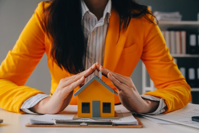 real estate agent Delivering sample homes to customers, mortgage https://www.vecteezy.com/photo/36128577-real-estate-agent-delivering-sample-homes-to-customers-mortgage-loan-contracts-make-a-contract-for-hire-purchase-and-sale-of-a-house-and-home-insurance-contracts-home-mortgage-loan-concepts