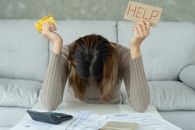 Stressed and headache asian woman with large bills or invoices n https://www.vecteezy.com/photo/24965440-stressed-and-headache-asian-woman-with-large-bills-or-invoices-no-money-to-pay-to-expenses-and-credit-card-debt-shortage-financial-problems-mortgage-loan-bankruptcy-bankrupt-poor-empty-wallet