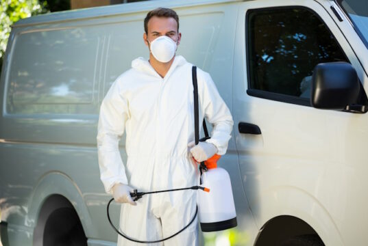 https://www.freepik.com/premium-photo/portrait-pest-control-man-standing-van_6413648.htm#from_view=detail_alsolike