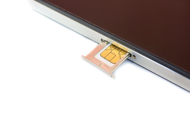 Closeup Nano SIM card ready to insert to smartphone on white background https://www.vecteezy.com/photo/10321723-closeup-nano-sim-card-ready-to-insert-to-smartphone-on-white-background
