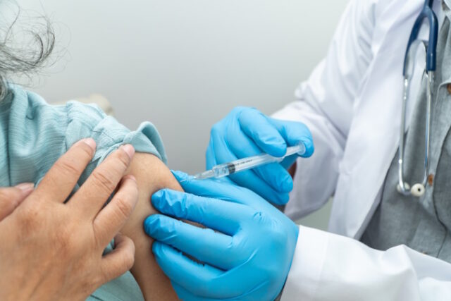 vecteezy_doctors-wear-medical-masks-and-vaccinated-to-senior-women_6783260 https://www.nytimes.com/2024/09/03/well/flu-shot-vaccine-timing.html?unlocked_article_code=1.M04.0mHT.Y2R1QQGGvgx_&smid=url-share