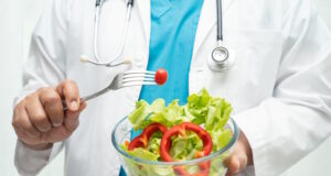 https://www.vecteezy.com/photo/49209721-nutritionist-doctor-holding-healthy-salmon-steak-and-vegetable-vitamin-food-for-patient-in-hospital
