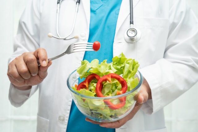 Nutritionist doctor holding healthy salmon steak and vegetable v https://www.vecteezy.com/photo/49209721-nutritionist-doctor-holding-healthy-salmon-steak-and-vegetable-vitamin-food-for-patient-in-hospital