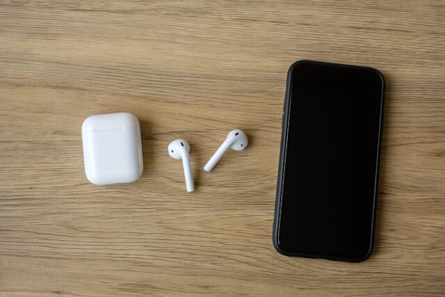 https://www.vecteezy.com/photo/7759599-white-wireless-earphone-or-headphones-on-table-for-using-with-smartphone-technology-concept