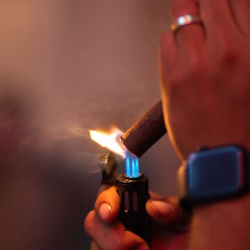 https://www.freepik.com/premium-photo/cropped-hand-holding-torch-lighter-lighting-cigar_97380218.htm#fromView=search&page=1&position=19&uuid=f7c814c9-f127-4b9e-91cc-b69e9e6d2f61