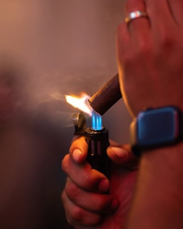 https://www.freepik.com/premium-photo/cropped-hand-holding-torch-lighter-lighting-cigar_97380218.htm#fromView=search&page=1&position=19&uuid=f7c814c9-f127-4b9e-91cc-b69e9e6d2f61