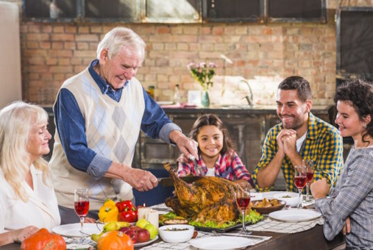 https://www.freepik.com/premium-photo/man-cutting-baked-chicken-table-with-family_3187274.htm#from_view=detail_alsolike