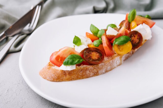 Bruschetta with tomatoes, mozzarella cheese and basil https://www.vecteezy.com/photo/30517087-bruschetta-with-tomatoes-mozzarella-cheese-and-basil
