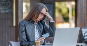 https://www.vecteezy.com/photo/35998390-frustrated-woman-losing-money-in-online-gaming
