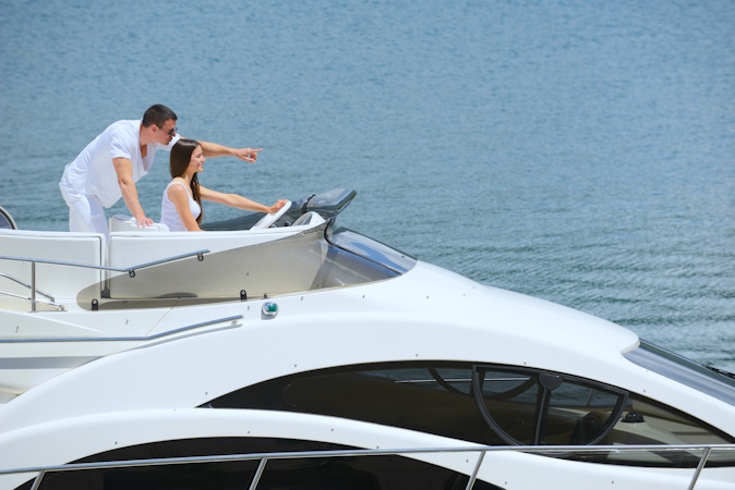 https://www.vecteezy.com/photo/11277584-young-couple-on-yacht