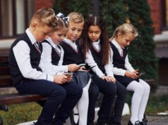 https://www.vecteezy.com/photo/15243891-school-kids-in-uniform-that-sits-outdoors-on-the-bench-with-smartphones