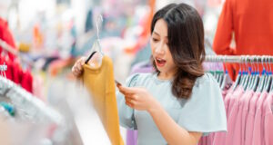 https://www.vecteezy.com/photo/2875173-young-girl-is-choosing-to-buy-clothes-at-the-mall