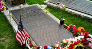 Elvis Presley Grave ID 176330378 © Dietmar Rauscher | Dreamstime.com