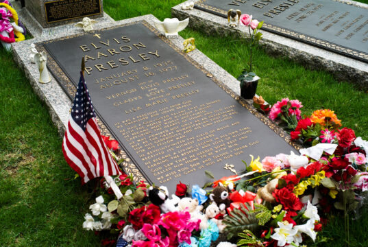 Elvis Presley Grave ID 176330378 © Dietmar Rauscher | Dreamstime.com