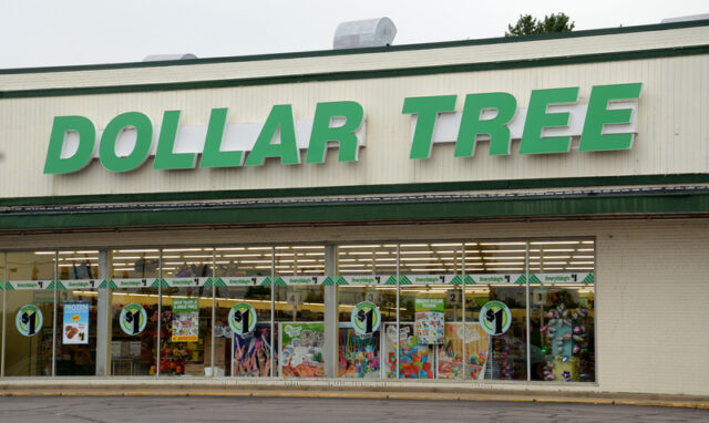Dollar Tree ID 44032757 © Smontgom65 | Dreamstime.com