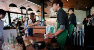 Starbucks https://www.vecteezy.com/photo/6185147-bangkok-thailand-may-12-2018-crowd-of-people-waiting-for-the-order-inside-the-starbucks-shop-with-barista-working-in-the-shop