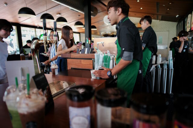 Starbucks https://www.vecteezy.com/photo/6185147-bangkok-thailand-may-12-2018-crowd-of-people-waiting-for-the-order-inside-the-starbucks-shop-with-barista-working-in-the-shop