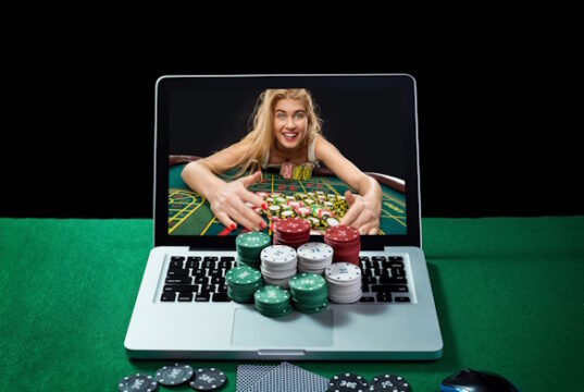 online casino https://www.vecteezy.com/photo/35421941-green-table-with-casino-chips-and-cards-on-notebook