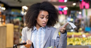 https://www.vecteezy.com/photo/56499615-shocked-young-african-american-woman-shopping-in-supermarket-standing-and-holding-basket-looking-surprised-at-product-receipt