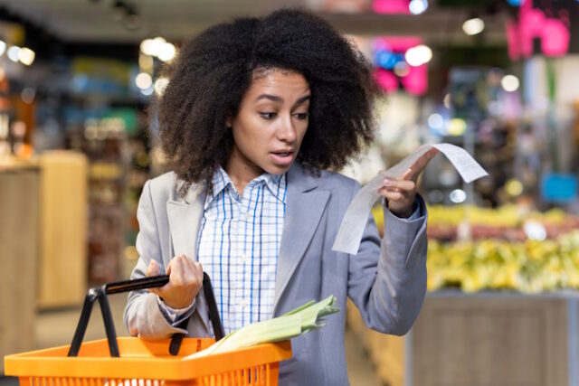 https://www.vecteezy.com/photo/56499615-shocked-young-african-american-woman-shopping-in-supermarket-standing-and-holding-basket-looking-surprised-at-product-receipt