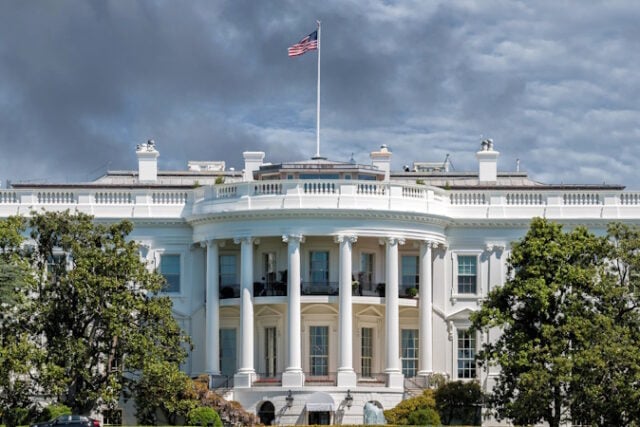 White House on deep blue sky background White House https://www.vecteezy.com/photo/12208276-washington-white-house-on-sunny-day