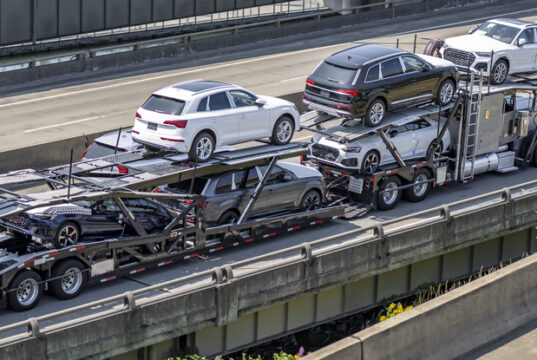 Car hauler ID 367948306 © Vitpho | Dreamstime.com
