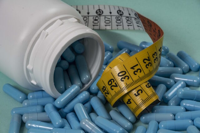https://www.vecteezy.com/photo/54948898-bottle-of-pills-some-of-which-spilled-a-light-blue-surface