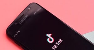 https://www.vecteezy.com/photo/13840928-tiktok-application-on-samsung-smartphone-screen-on-pastel-background-tiktok-is-a-popular-video-sharing-social-networking-service-owned-by-bytedance
