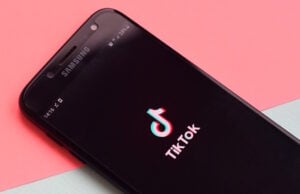 https://www.vecteezy.com/photo/13840928-tiktok-application-on-samsung-smartphone-screen-on-pastel-background-tiktok-is-a-popular-video-sharing-social-networking-service-owned-by-bytedance