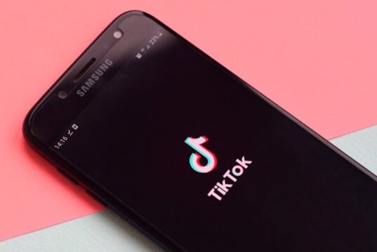 https://www.vecteezy.com/photo/13840928-tiktok-application-on-samsung-smartphone-screen-on-pastel-background-tiktok-is-a-popular-video-sharing-social-networking-service-owned-by-bytedance
