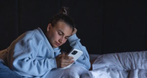 https://www.freepik.com/free-photo/young-woman-uses-smartphone-while-lying-bed-evening_30906840.htm#fromView=search&page=2&position=23&uuid=ec5f28b3-c34c-4d98-a487-afa15efcb7e3&query=reading+phone+in+bed