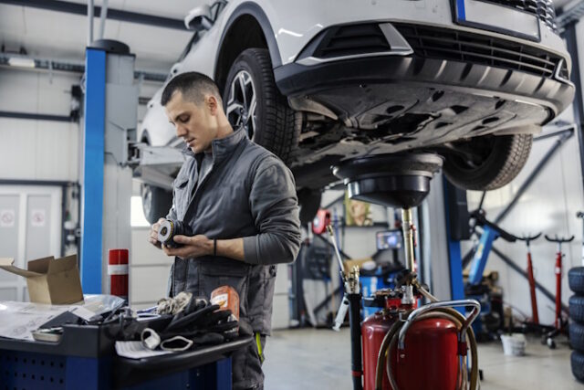 https://www.freepik.com/premium-photo/car-workshop-worker-is-cleaning-engine-parts-while-standing-garage-with-car-lift_41435190.htm#fromView=search&page=1&position=38&uuid=49baf2be-4198-4fc2-b71c-574f3f6294f5&query=auto+mechanic