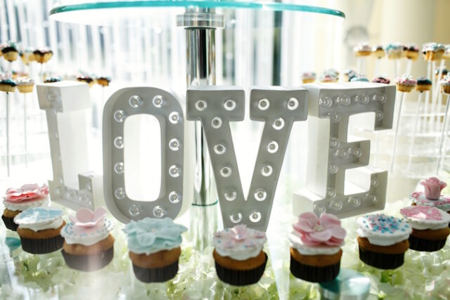 https://www.freepik.com/free-photo/pretty-cupcakes-with-pink-blue-glaze-flowers_1612296.htm#fromView=image_search&page=1&position=10&uuid=abdc0c13-bbb7-4020-84e7-099c82b445c4&query=wedding+cup+cakes