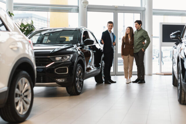 https://www.freepik.com/premium-photo/confident-salesman-showing-new-car-young-caucasian-couple-auto-dealership_24974340.htm#from_element=cross_selling__photo