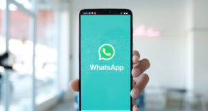 https://www.freepik.com/premium-photo/woman-holding-smartphone-with-whatsapp-screen_6769770.htm#fromView=search&page=1&position=30&uuid=05472231-4bc0-4367-8f59-f85681eb4e0b&query=whats+app