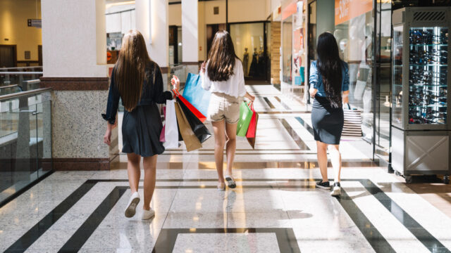 2147669966 https://www.freepik.com/free-photo/women-shopping-mall_1367811.htm#fromView=search&page=1&position=2&uuid=2d7b6a49-4446-4c6a-92c0-7984e7734076&query=shopping+mall