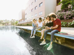 https://www.freepik.com/free-photo/friends-studying-near-building-with-lake_2509812.htm#fromView=search&page=1&position=34&uuid=12f06d47-1ad7-4590-aa48-48de27d82e1c&query=florida+college