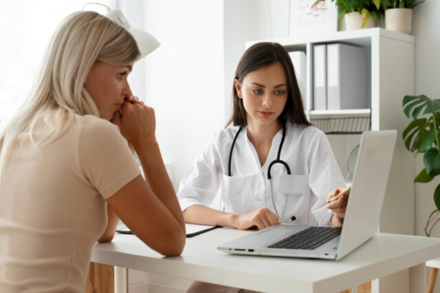 2149656031 https://www.freepik.com/free-photo/accompaniment-abortion-process_31260269.htm#fromView=search&page=1&position=35&uuid=123b89d0-2275-46a2-96a0-b760793c7fa7&query=doctor+patient
