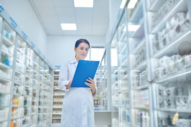53538 https://www.freepik.com/premium-photo/woman-white-coat-with-folder-pharmacy_17722308.htm#from_element=cross_selling__photo