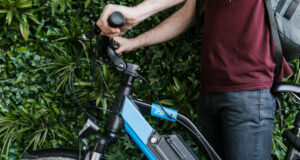 https://www.freepik.com/free-photo/close-up-sideways-cyclist-holding-e-bike-with-green-wall-background_4982417.htm#fromView=search&page=1&position=0&uuid=b412e69c-700c-4e1b-a293-df18e47dc5ec&query=ebike