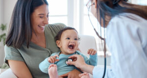 https://www.freepik.com/premium-photo/shes-knows-how-put-smile-your-face-shot-baby-sitting-her-mothers-lap-while-being-examined-by-doctor_26683703.htm#fromView=search&page=1&position=14&uuid=b2116bda-46e9-4f55-a733-524784c47a5a&query=doctor+baby