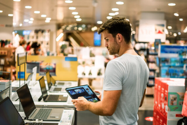 https://www.freepik.com/premium-photo/client-choosing-laptop-store_18271746.htm#fromView=search&page=1&position=9&uuid=5e7f14ea-deee-4d61-9912-ad947203d8cd&query=electronics+in+store