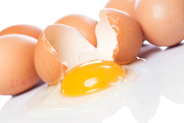 Cracked egg https://www.vecteezy.com/photo/7136173-closeup-of-cracked-egg