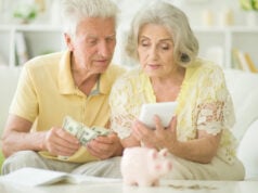 https://www.vecteezy.com/photo/53568173-happy-family-cheerful-couple-of-seniors-with-piggybank