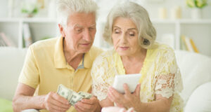 https://www.vecteezy.com/photo/53568173-happy-family-cheerful-couple-of-seniors-with-piggybank