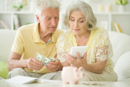 https://www.vecteezy.com/photo/53568173-happy-family-cheerful-couple-of-seniors-with-piggybank
