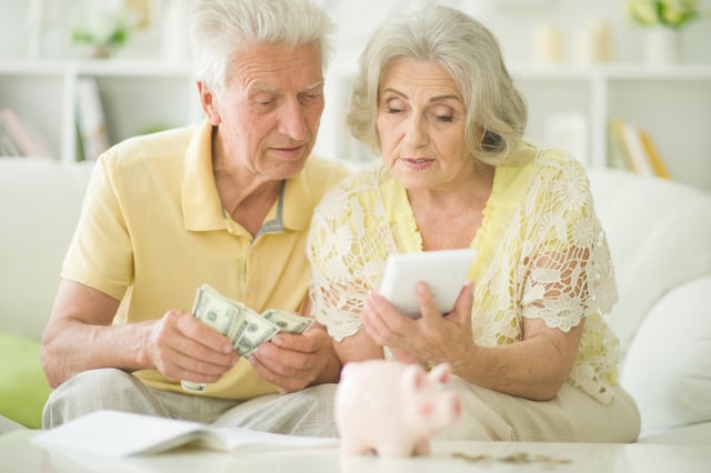 Happy family cheerful couple of seniors with piggybank https://www.vecteezy.com/photo/53568173-happy-family-cheerful-couple-of-seniors-with-piggybank